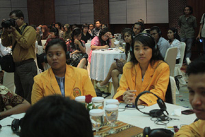 Pemakaian headset dan receiver oleh peserta