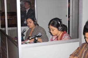 Interpreter / penerjemah di dalam booth