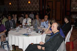 Pemakaian headset dan receiver oleh peserta