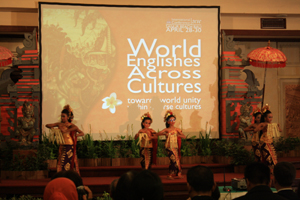 Pembukaan konferensi international sewa lcd projector dan layar untuk background.