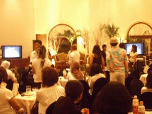 rental tv plasma oleh Teh Botolm Sosro di Jogjakarta